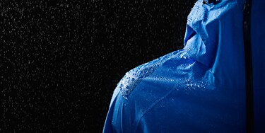 Um blusão impermeável azul 