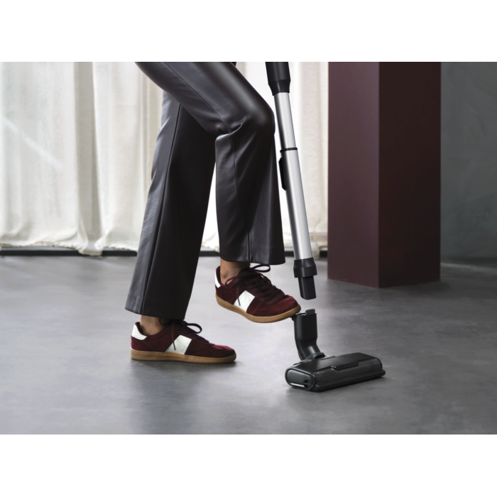 Foot release function on nozzle to de-attach tube..