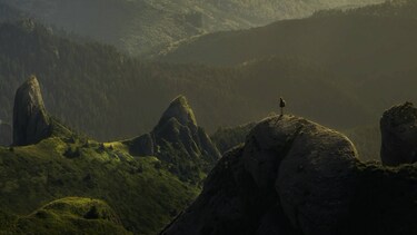 Sustentabilidade AEG - Mulher de pé sobre uma montanhaa