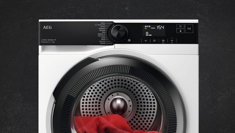 Máquina de secar AEG com uma peça de roupa de vermelha.