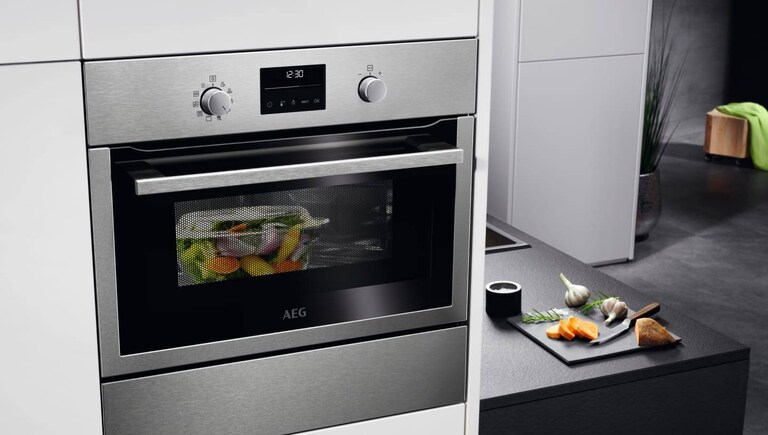 Forno AEG numa cozinha.