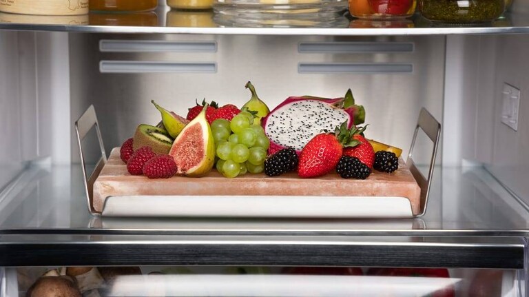 Frutas expostas num prato dentro de um frigorífico AEG