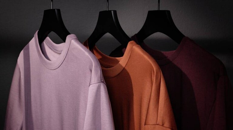 Roupas organizadas em cabides