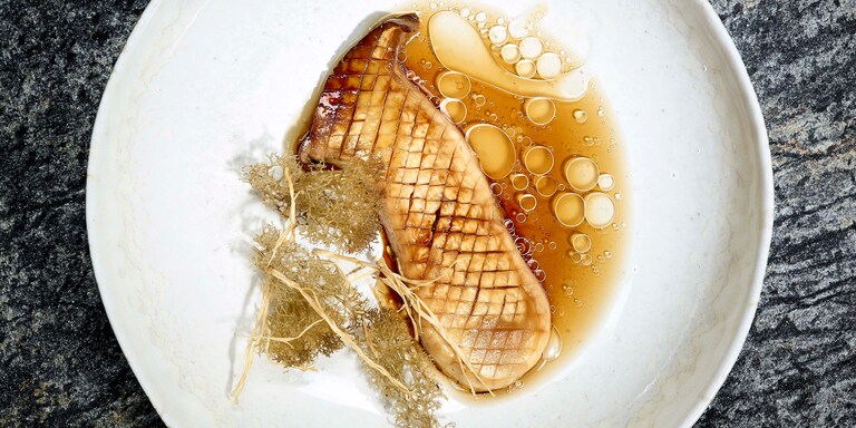 Cogumelo Eryngii com dashi de liquens