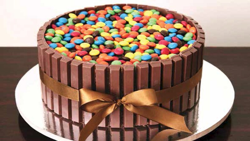 AEG Portugal | #Umbolopara | Bolo com Kit Kat e M&Ms