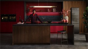 Imagem da nova gama de cozinha AEG com um homem no centro.